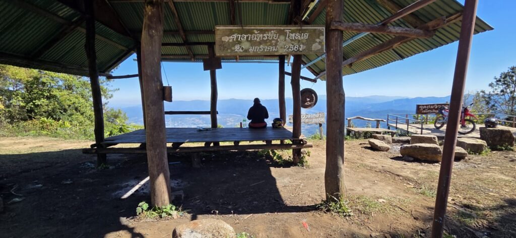 Motorradfahrerin meistert eine schlammige Offroad‑Passage bei Pai während einer Thailand‑Motorradtour