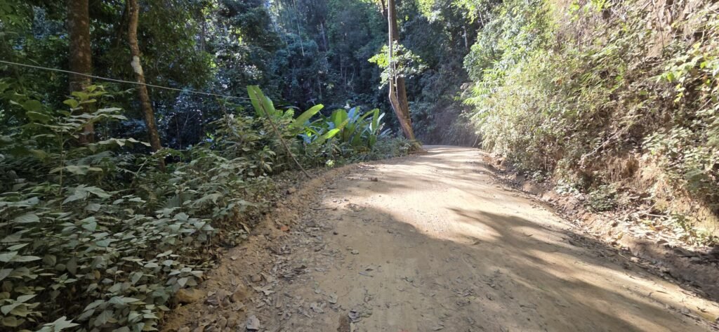 Motorrad driftet über eine trockene Offroad‑Piste bei Pai – staubige Kurven und tropische Hitze