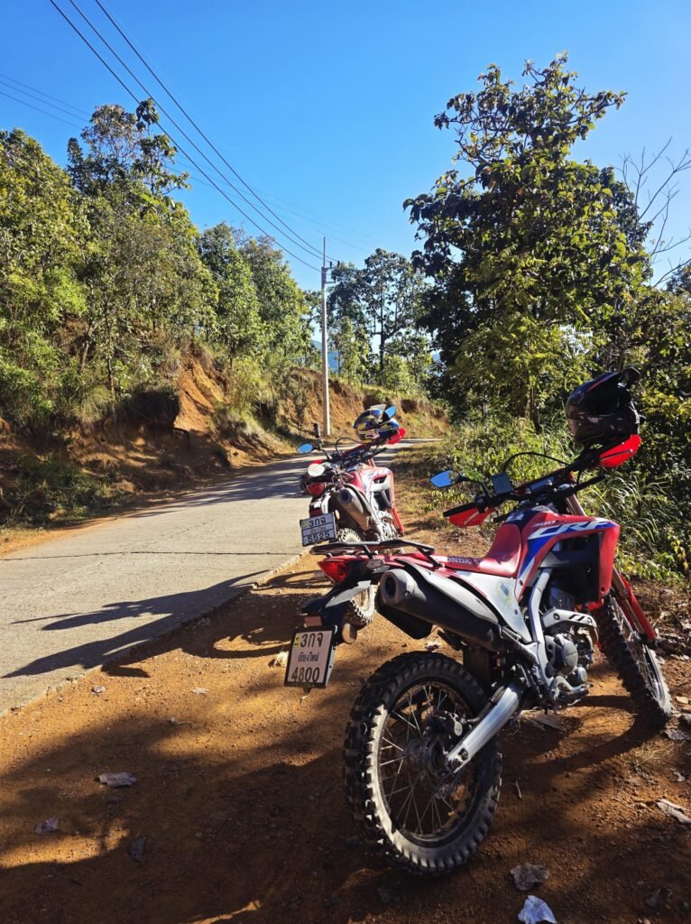 Enduro‑Fahrt durch eine enge Dschungelspur bei Pai – authentisches Offroad‑Erlebnis in Thailand