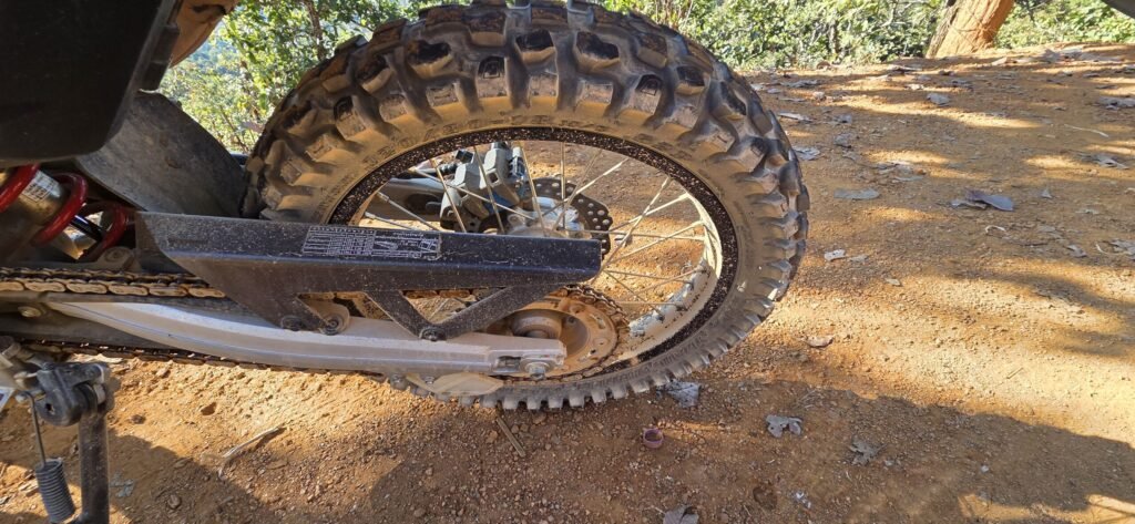 Motorrad auf einer Offroad‑Höhenroute über dem Pai Valley – Blick über Berge und Täler