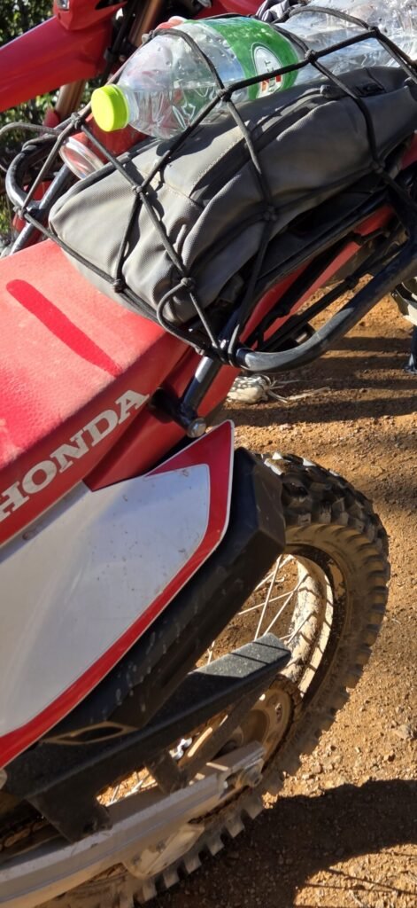 Offroad‑Stopp an einem Aussichtspunkt bei Pai mit Panorama über Nordthailand