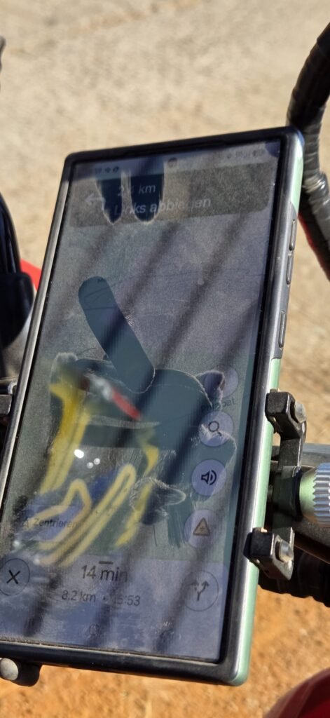 Motorradfahrer auf einer abgelegenen Offroad‑Piste mit Blick auf das Pai Valley