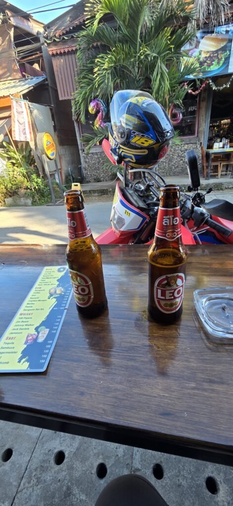 Motorradfahrer trifft andere Offroad‑Enthusiasten auf einer Piste nahe Pai