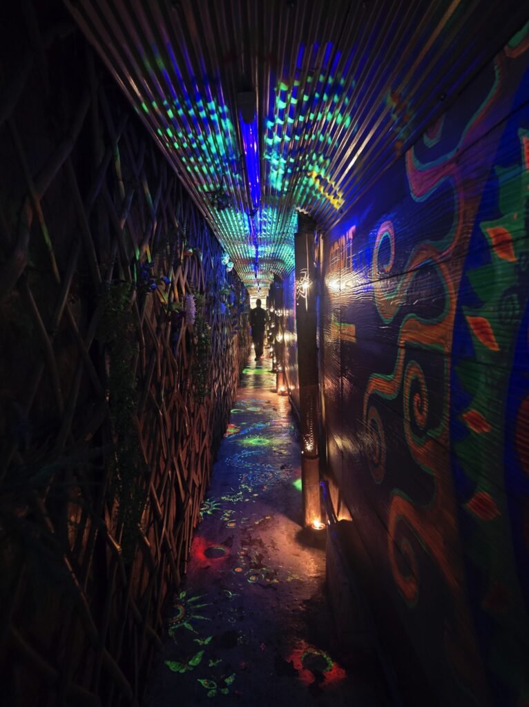 Motorradfahrer trifft andere Traveller in Pai – entspannte Backpacker‑Szene