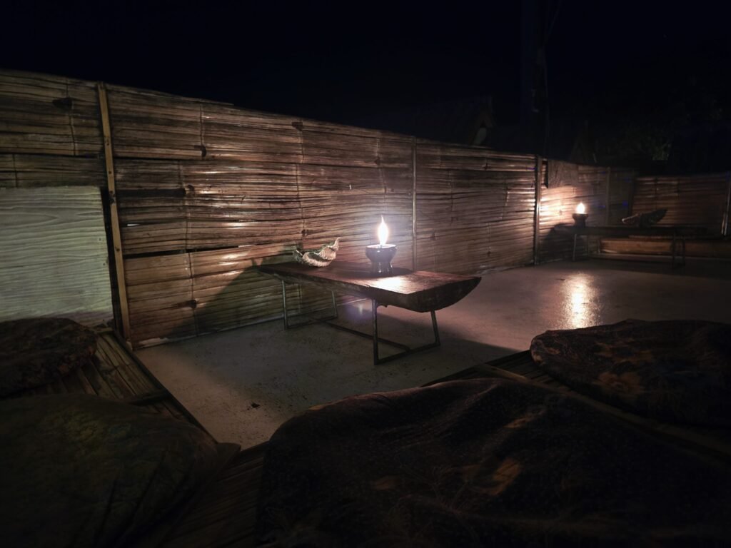 Motorradfahrer trifft andere Traveller in Pai – entspannte Backpacker‑Szene