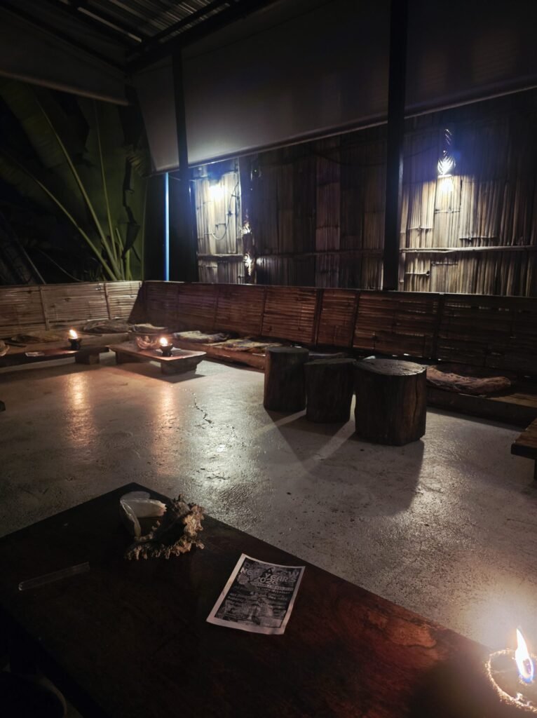 Straßenstand in Pai, an dem Motorradreisende frisches Thai‑Streetfood genießen