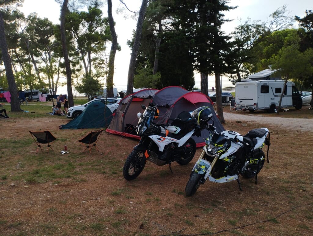 SUZUKI GSR 750 Campen