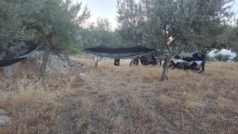 Camping Zelten Hängematte beim Motorrad