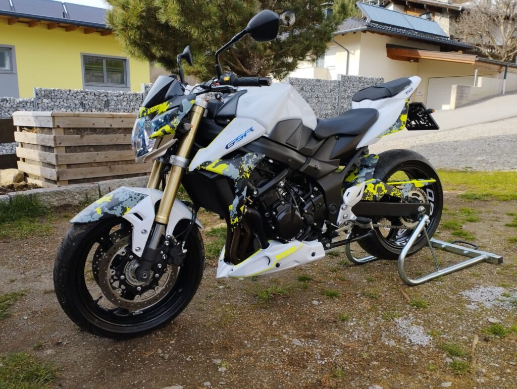 SUZUKI GSR 750