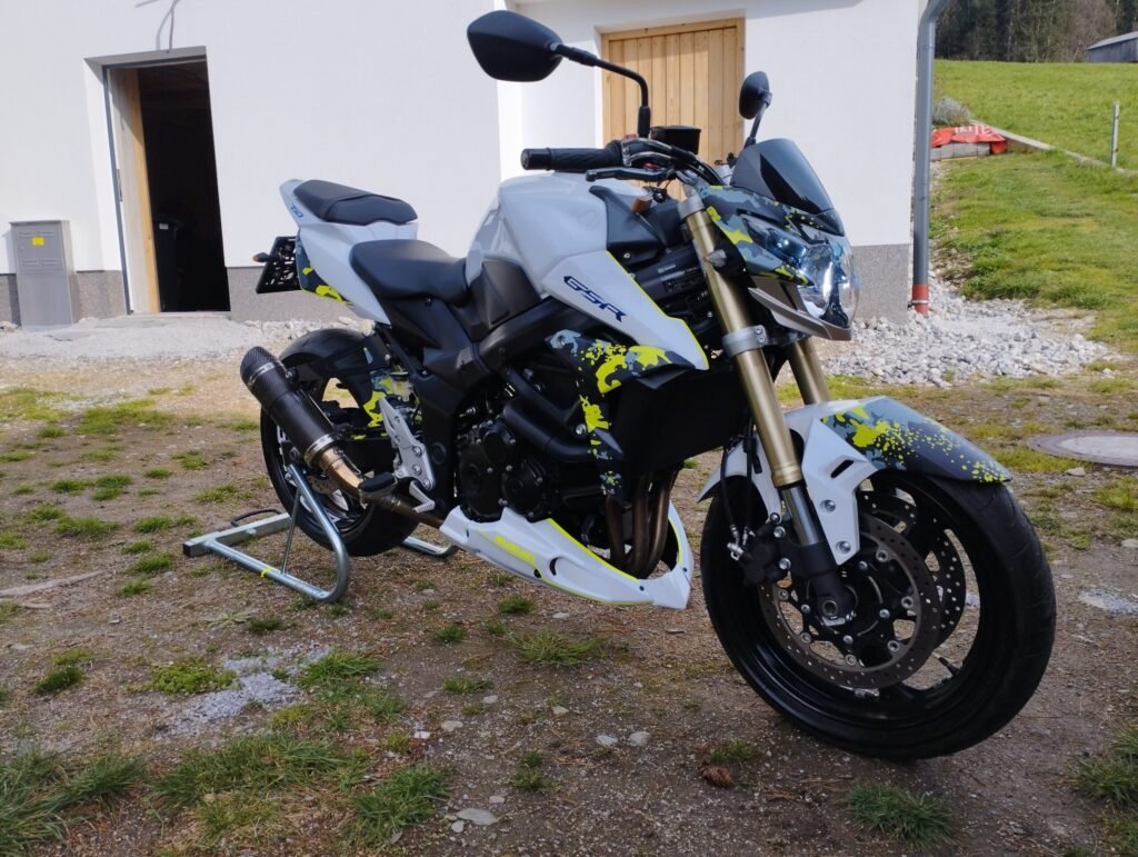 SUZUKI GSR 750