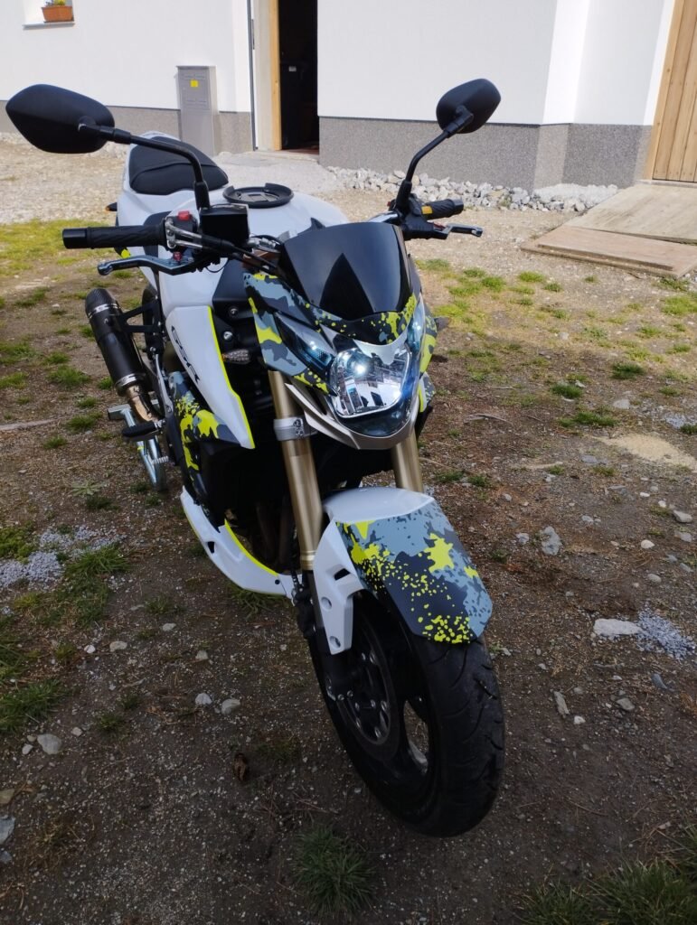 SUZUKI GSR 750