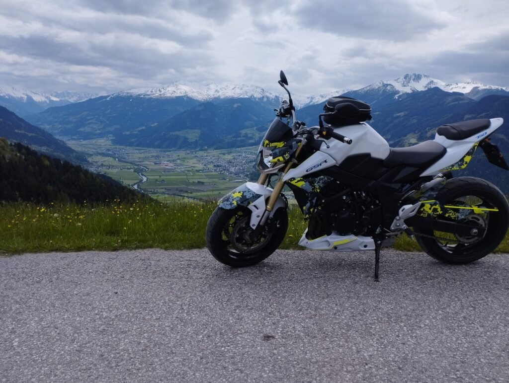 SUZUKI GSR 750