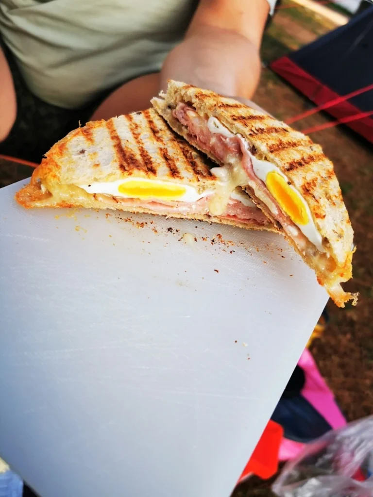 Sandwichmaker am Gasgrill