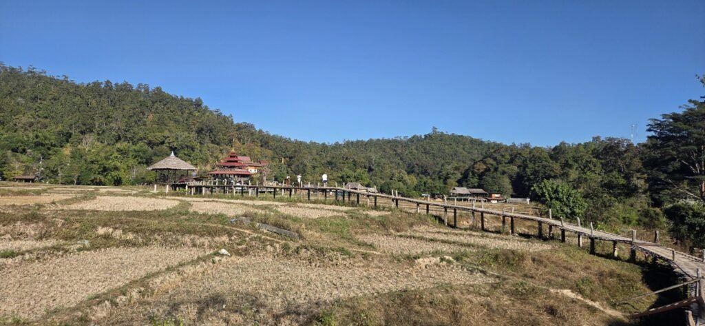 Motorradfahrer fährt durch eine staubige Kurve im Dschungel