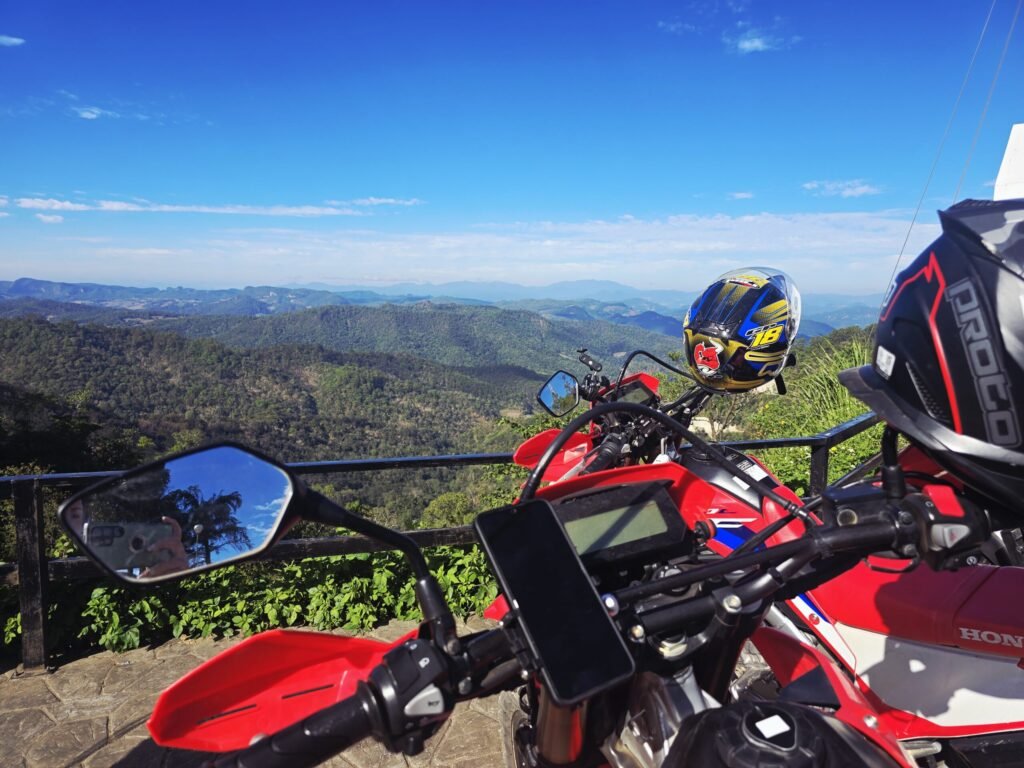 Offroad‑Strecke zum Doi Dam Viewpoint mit tiefen Rillen und losem Schotter