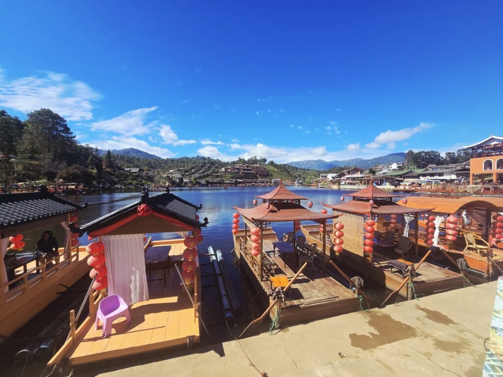 Blick auf das chinesische Dorf Ban Rak Thai im Norden Thailands, umgeben von Teeplantagen