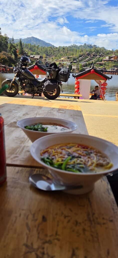 Motorrad vor dem chinesischen Dorf Ban Rak Thai im bergigen Norden Thailands