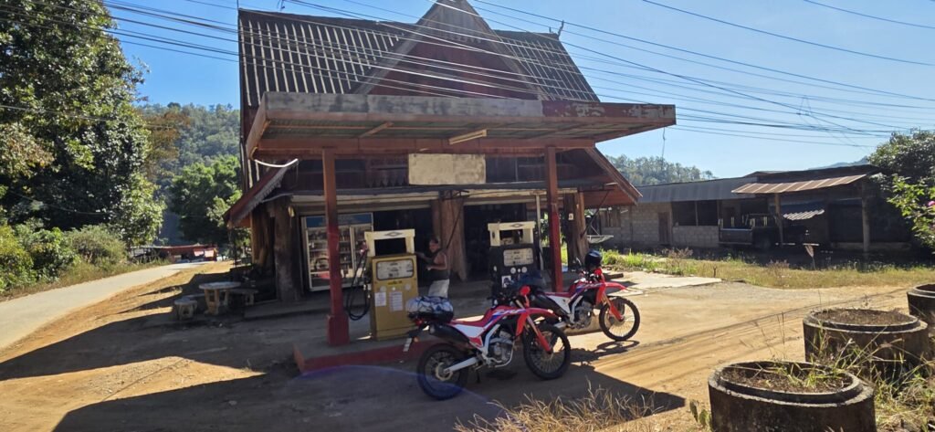 Straßenszene in Chiang Mai mit Tempeln und Tuk‑Tuks