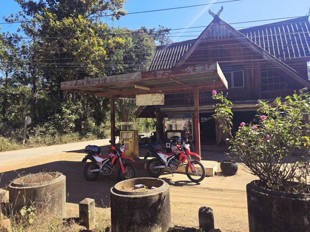 Motorradpause am Mae Hong Son Loop mit Blick über den Dschungel