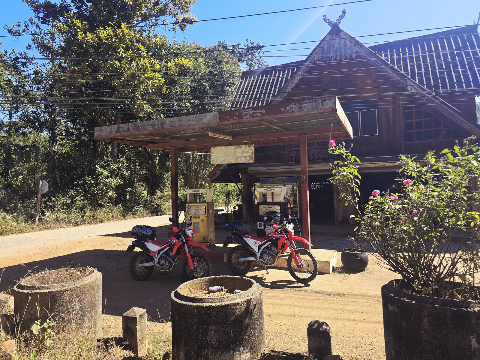 Motorradpause am Mae Hong Son Loop mit Blick über den Dschungel