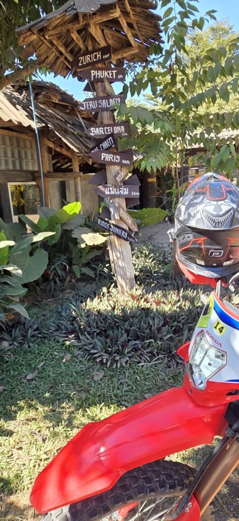 Zwei Motorräder vor einer Bambuslandschaft in Nordthailand