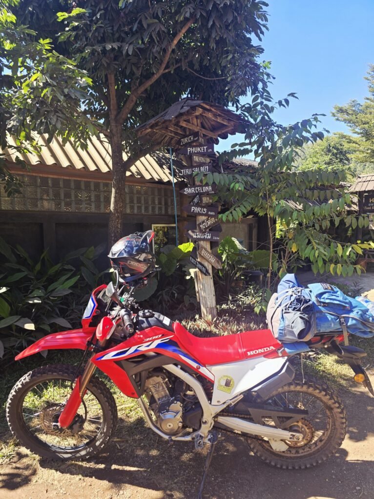 Zwei Motorräder vor einer Bambuslandschaft in Nordthailand