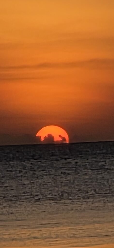Roter Sonnenuntergang über dem Meer vor Koh Sukorn