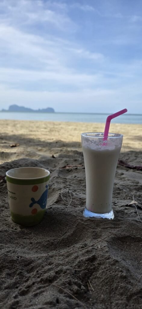 Blick über die ruhige Landschaft von Koh Sukorn mit Hügeln im Hintergrund