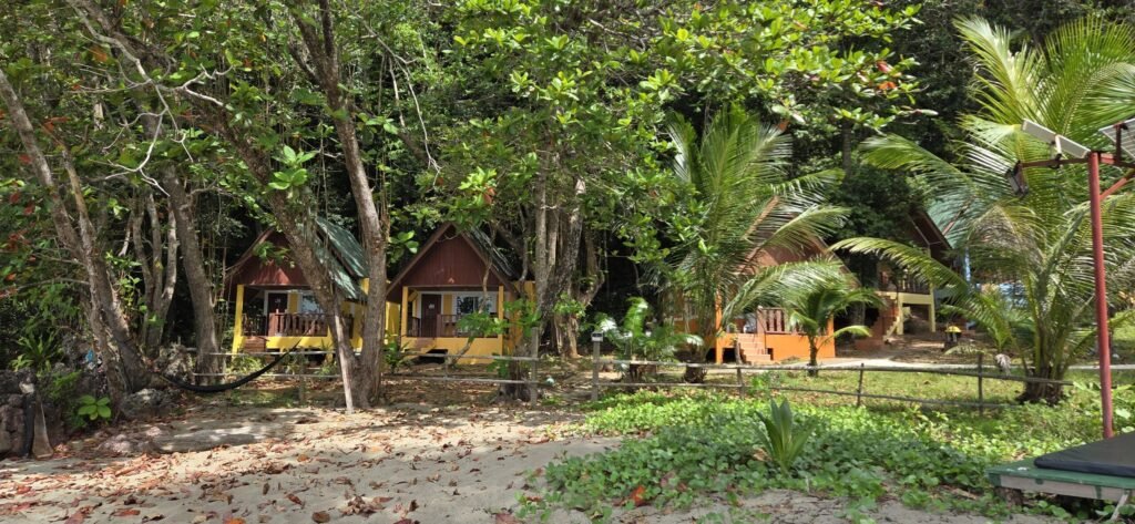 Kokospalmen und kleine Wege durch das Dorf auf Koh Sukorn