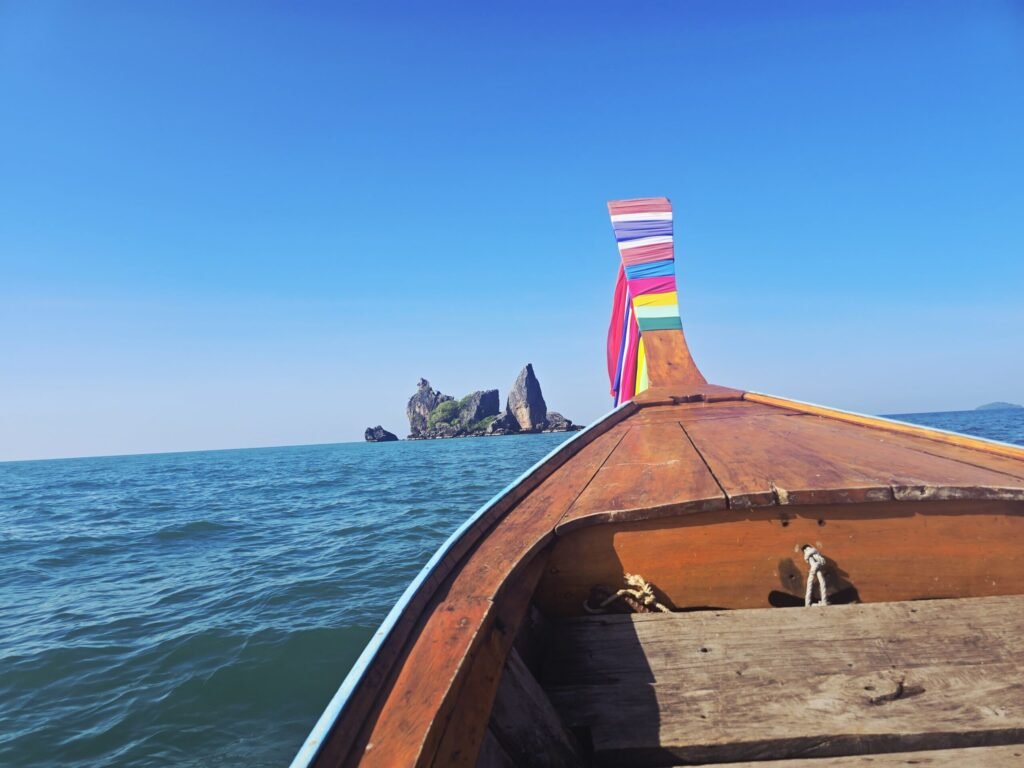 Holzboot am Pier von Koh Sukorn im warmen Morgenlicht