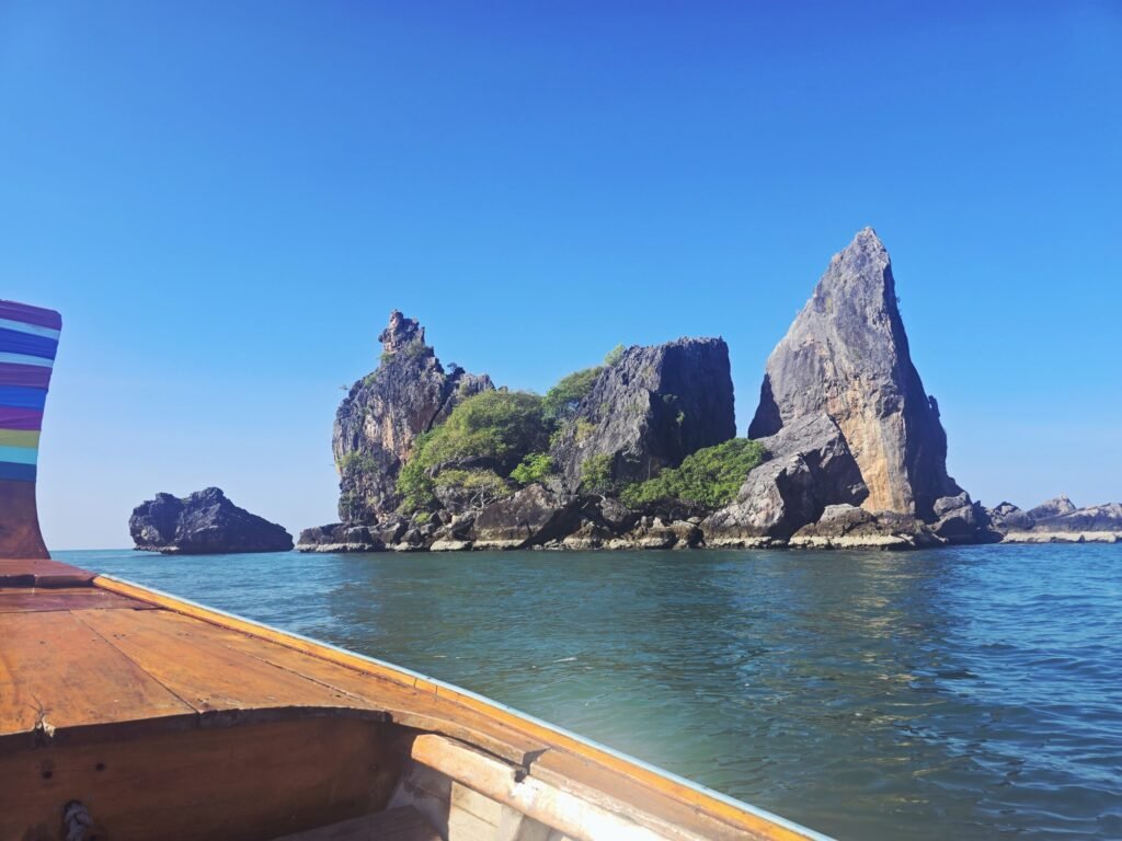 Ankunft auf Koh Sukorn mit einem kleinen Longtail‑Boot