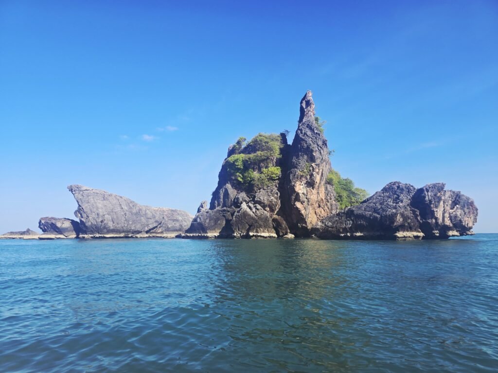 Fischerboote am Strand von Koh Sukorn bei Sonnenaufgang