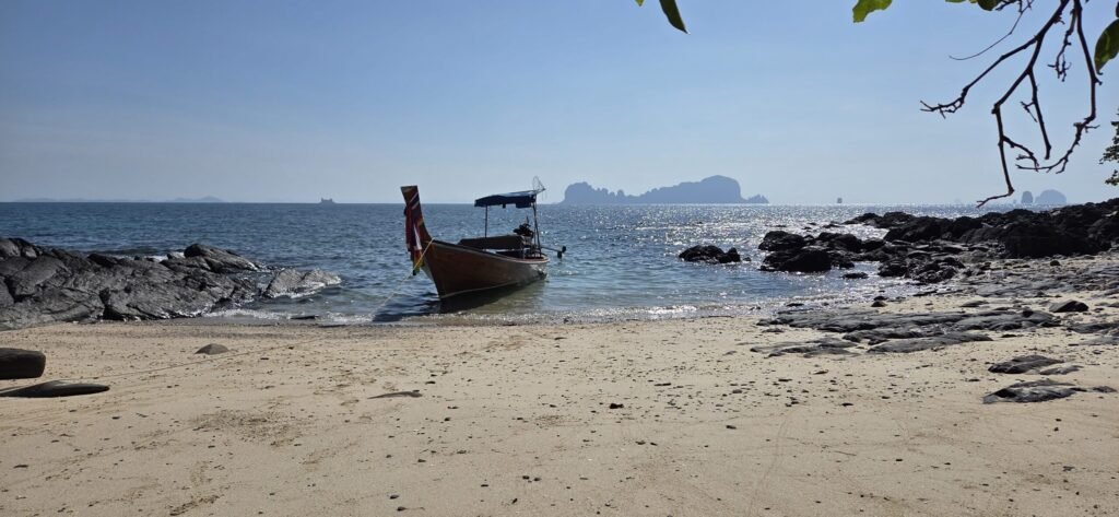 Leerer Strand auf Koh Sukorn mit Palmen und weichem Abendlicht