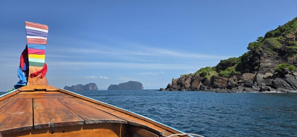 Longtail‑Boot am Strand von Koh Sukorn bei Ebbe