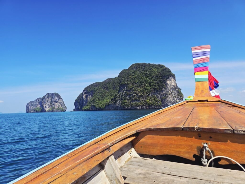 Fischerboote am Strand von Koh Sukorn bei Sonnenaufgang