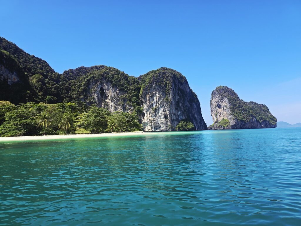 Weite Küstenlinie von Koh Sukorn mit Blick auf die Nachbarinseln
