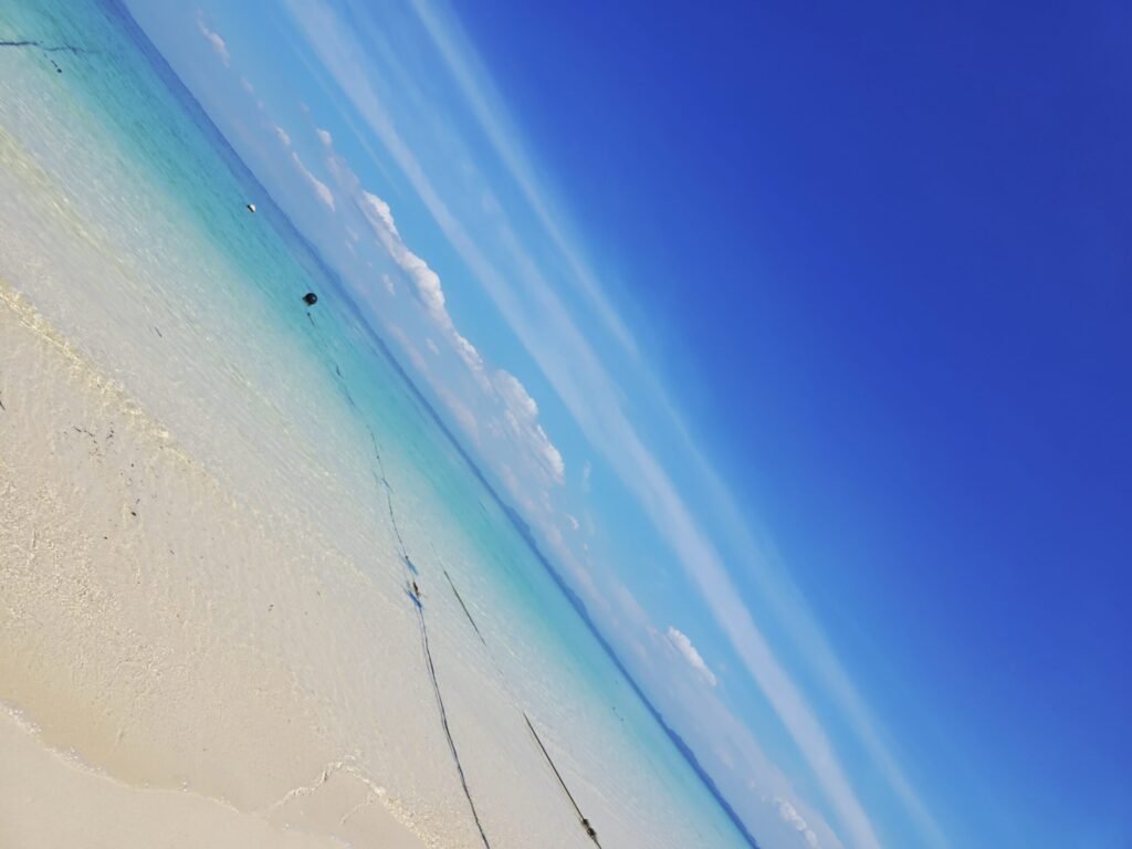 Weitläufiger Sandstrand auf Koh Sukorn ohne Touristen