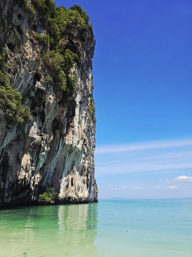 Weite Küstenlinie von Koh Sukorn mit Blick auf die Nachbarinseln