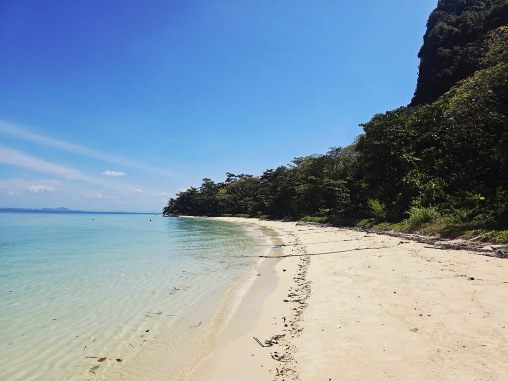 Fischerboote am Strand von Koh Sukorn bei Sonnenaufgang
