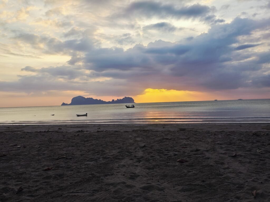 Mangrovenküste auf Koh Sukorn mit Wurzeln im Wasser