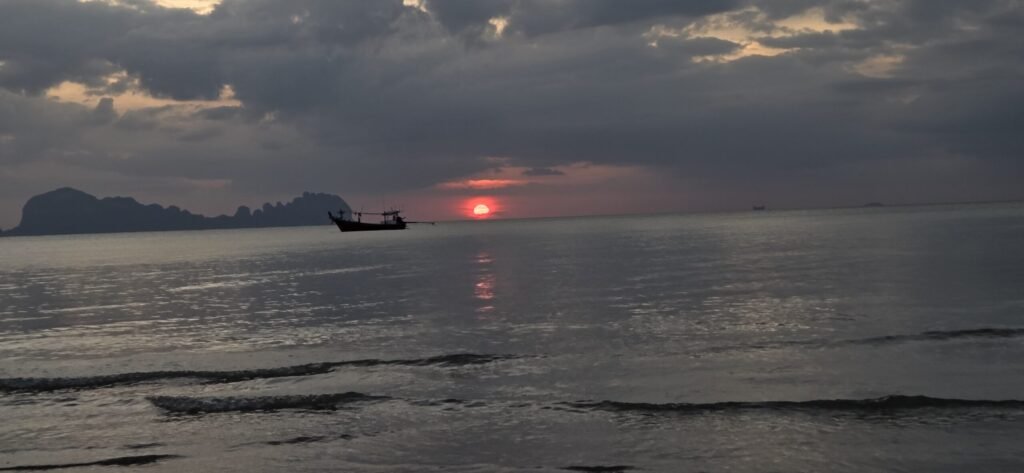 Flaches, ruhiges Meer vor Koh Sukorn bei Ebbe