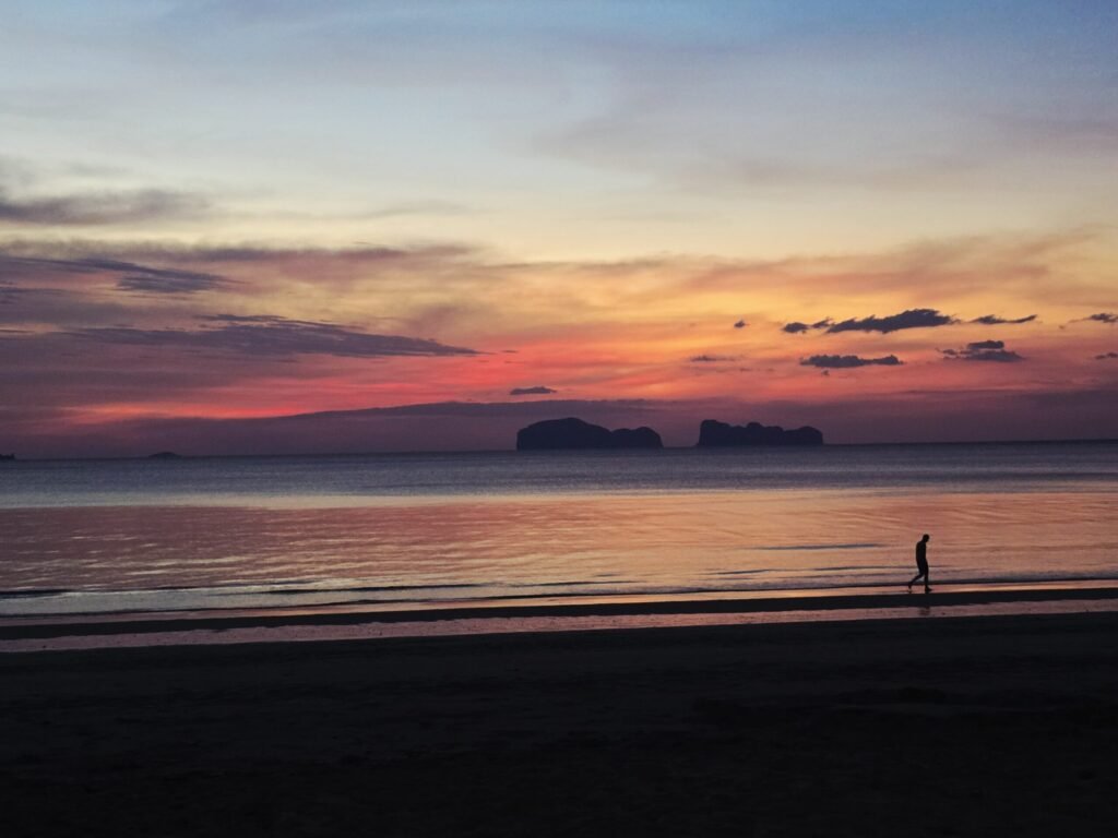 Sonnenuntergang am Strand von Koh Sukorn mit ruhiger Andamanensee
