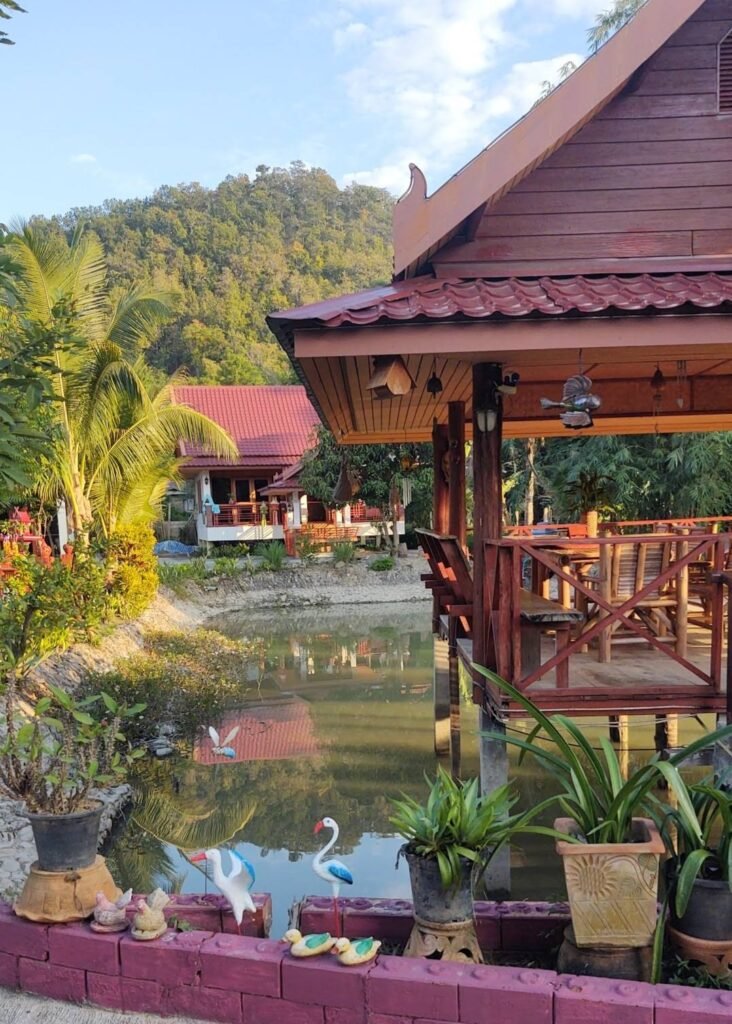 Kurvige Bergstraße des Mae Hong Son Loop mit dichter Vegetation
