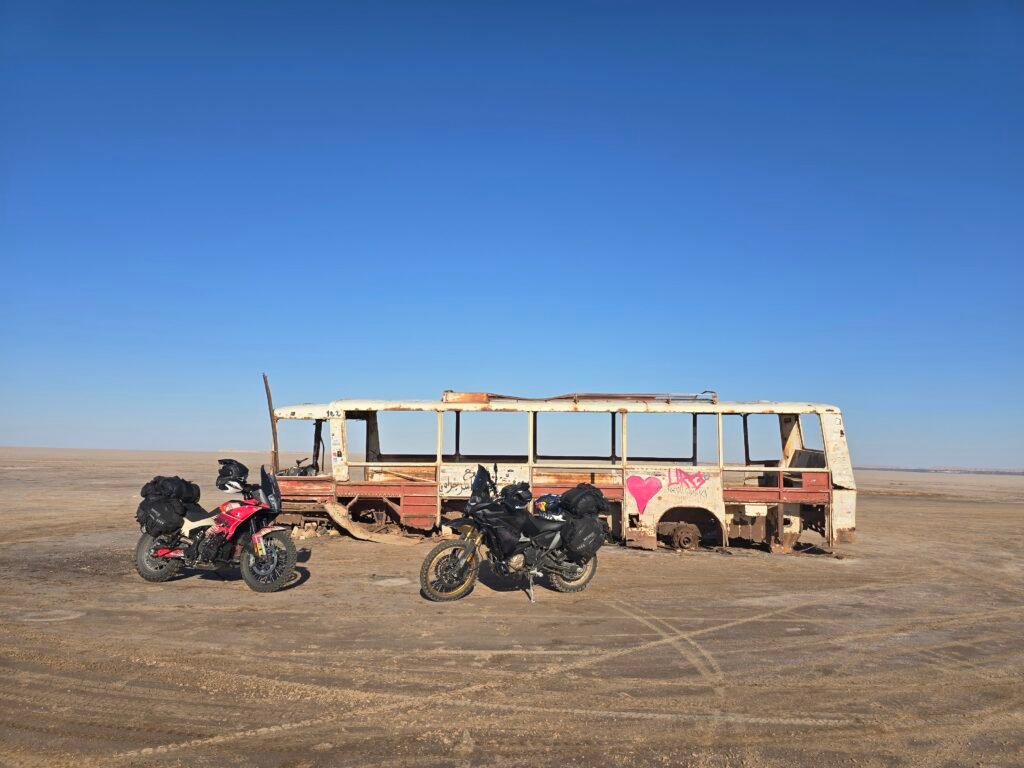 Verlassener Bus im Salzsee Chott el Djerid