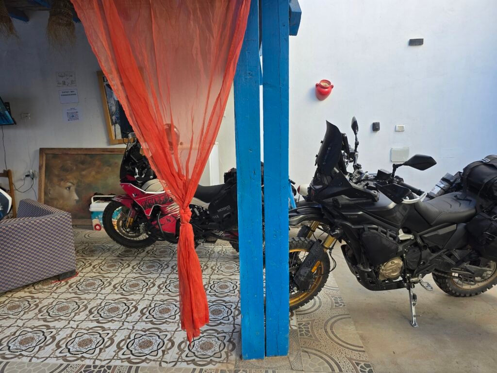 Tozeur Biker Parkplatz Versperrt